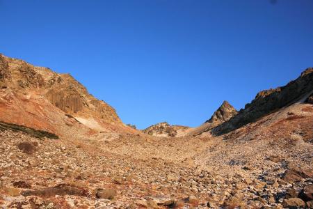 槍の穂先が姿を現す