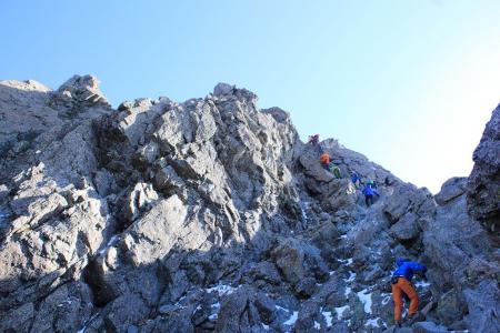 連休中は槍の穂先に登る人達で混雑している