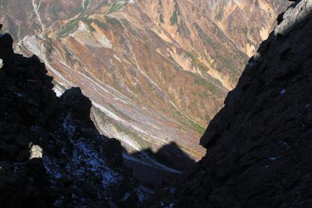 迫力ある絶壁と影槍