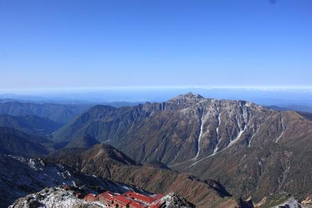 笠ヶ岳と向こう側には白山