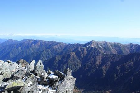 奥は雨飾山、火打山、高妻山、戸隠山など手前は燕岳、大天井岳、常念岳など一番奥にうっすらと根子岳、四阿山、浅間山