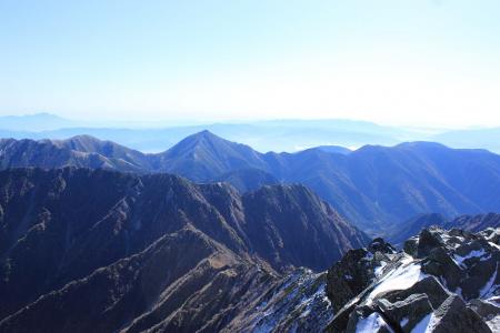 奥から蓼科山、八ヶ岳、美ヶ原、霧ヶ峰。富士山。北岳、悪沢岳など南アルプス連峰。手前は蝶ヶ岳、大滝山
