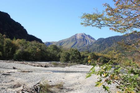 明神館から明神橋を渡り上高地へ向かう途中に見える焼岳