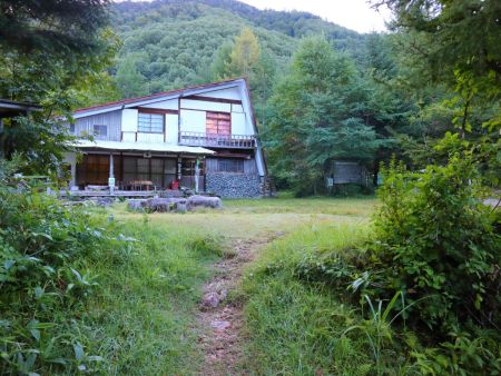 穂高平小屋、ここまで2時間くらいかかってる。予定より1時間遅くなってしまった
