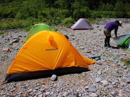 テント張ったけど、テント内もかなりサウナ状態になって暑かった。ここから暇な時間がはじまる
