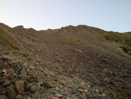 こういうガレ場をひたすら登って行く