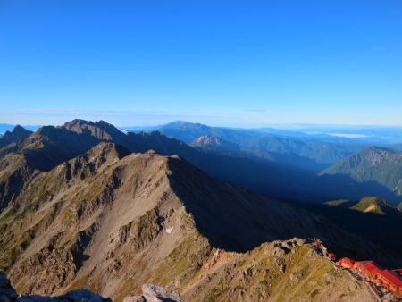 穂高岳方面。乗鞍岳や御嶽山も見えている