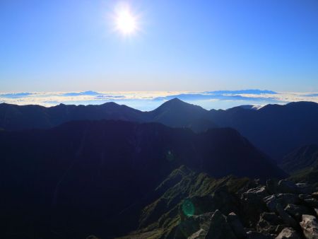 常念岳がよく見える。向こう側は雲海になっていた