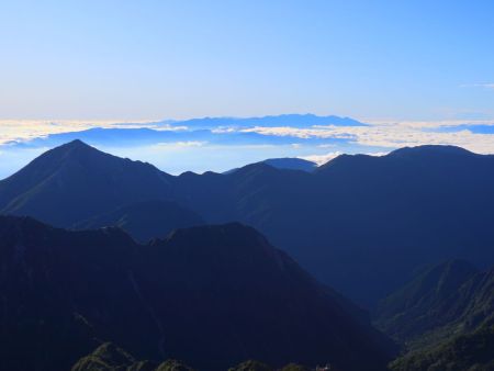 向こう側は南アルプスかな！？