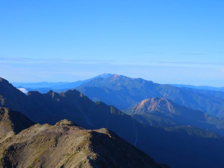 乗鞍岳と御嶽山をズーム。手前の小さな山は焼岳だね