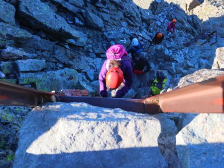 さて、ゆっくりしたので下山開始。下りは人でつまってしまう