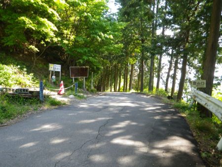 車であがってきた少し道路を戻ると登山道の入口がある。ここを左にチェーンをまたいで入る
