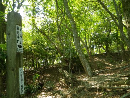 ここで養老滝口と三方山の中間地点になるのかな。同じ0.9kmだけど、地図を見ると前半より後半のほうが楽ぽい