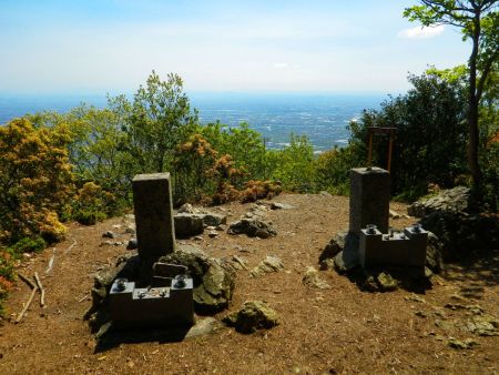 三方山の山頂(720m)に到着。狭い頂上だけど少しだけ展望はある