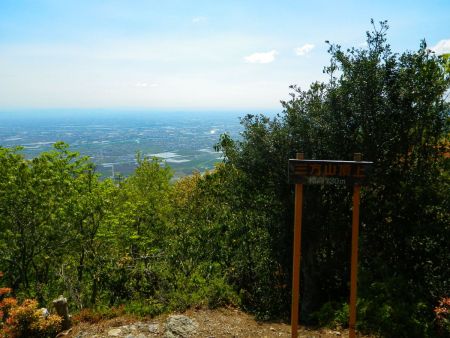 三方山の山頂看板があって、標高は730mと記載されている。展望は少しだけ見えるけど木が邪魔だね