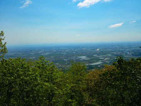 三方山からの展望はこんな感じで霞んでいなければ名古屋あたりが見えるのかな！？