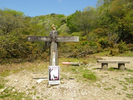 10分かかるかくらいで笹原峠に到着。ここにもベンチが設置されていた。次に目指すのは左の小倉山山頂で20分ほどで登れるようだ