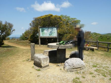 小倉山の山頂は小倉山山頂園地と呼ばれる広い場所になっている。ベンチやテーブルがあって向こう側には東屋があるらしい