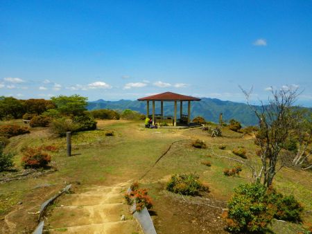 小倉山山頂園地の奥に行くと東屋があった。ちょうどお昼だし、養老山をピークハントして戻ってきたらここでご飯を食べることにした