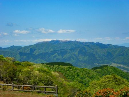 東屋の奥からは北側の展望が見えるけど、あの高い山は伊吹山の頭が見えてるのかと思ったら実は霊仙山らしい。たしかに方角的にそうだよね