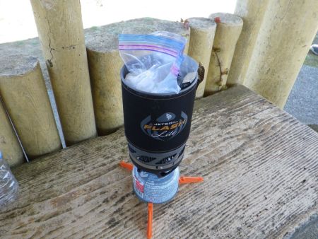 こまっちゃんが考えたパックご飯をジップロックに入れてカレールーと一緒にお湯で温めるれば早く出来上がる。最後、ゴミはこのジップロックに入れればいいとよく考えたと思う