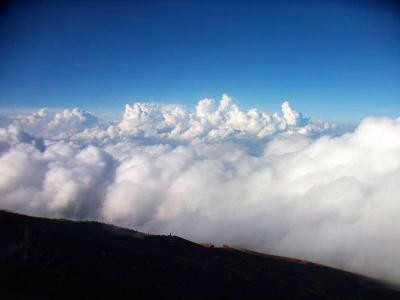 七合目からでもかなり雲が見える。もう真横に雲があった