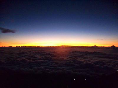 ついに山頂というべきところまで登ってきた。皆、ご来光を狙うが私は剣ヶ峰にしか興味がない