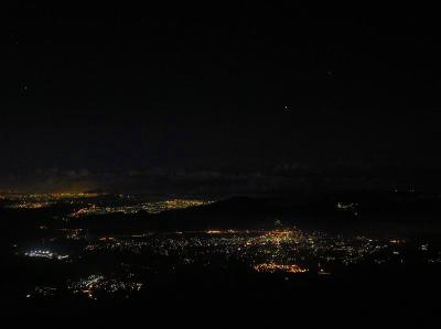 位置関係がわからなかったけど、夜景はハッキリ見える。でもこんなに夜景が見えたので、星空の数は少ない