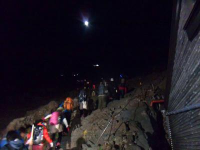 登山道はヘッドライトの明かりで列をなしてる。深夜なのにすごい人の数