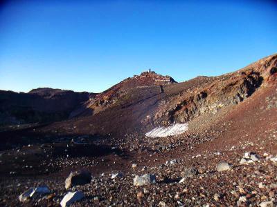 剣ヶ峰は見えていたけどなかなか着かない。けど天気はバッチリ！