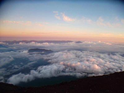 富士山からの展望はそこまで特徴的なものはないけど、とにかくすっごい高いところにいるという感覚だった