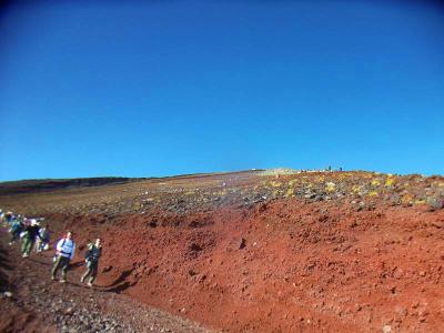 この晴天の中、高山病になった女の子のことも気になって、富士山を駆け足で下っていった。おそらくすごいスピードで富士山を降りたと思う