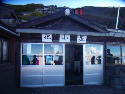 今夜の仮眠お宿はここ。標高2700mの地点