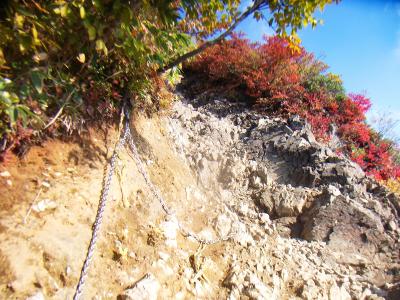 谷川岳にはこういうロープや鎖の場所もあったりする