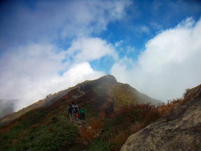 山頂のガスがはけたり、かかったり、気まぐれだけど、かかってない時に目に焼き付けておかないと・・・