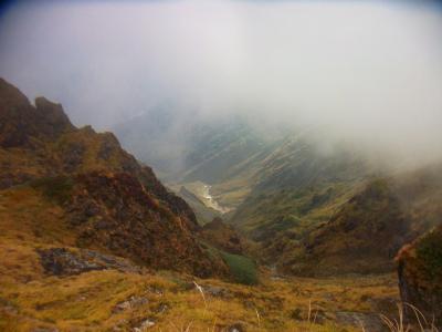 写真では伝わらないが、深い谷。ガスが立ち込めていたけどこの瞬間だと思って撮影