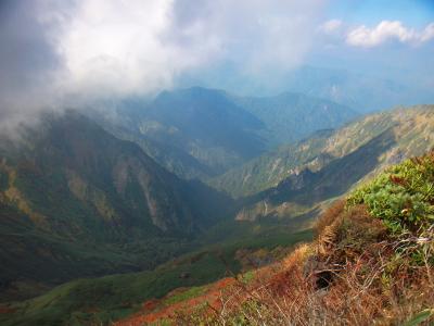 上にガスはあるけど、深い谷がハッキリ撮影できた。2000m弱の山とは思えないほどの高度感