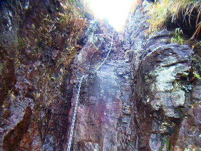 鎖場も岩が濡れているので慎重に登る