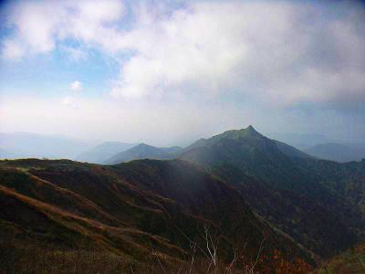 視界が広がってきた。あの尖った山は次に行く剣ヶ峰山だと思われる