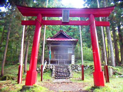 赤い鳥居が珍しい感じだった