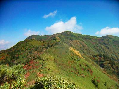 武尊山を振り返る。青空とグリーン、色づいた樹林はまさに絵になる