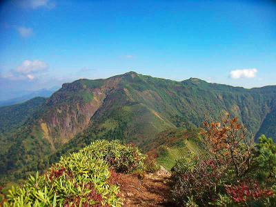 剣ヶ峰山から武尊山を望んでみると、結構どっしりした山容だった