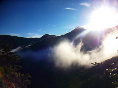 山から日が差して青空もでている。このままガスが完全にはければいいのだが・・・