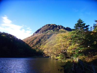 弥陀ヶ池にでると日光白根山の山容が姿を現した