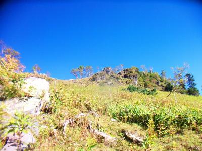 青空とグリーンと岩肌がグッド。昨日とは違ってカラッと晴れてくれたことに感謝