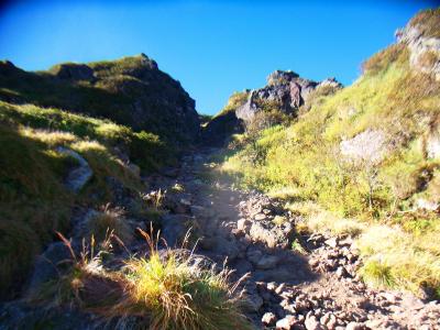 山頂に近づくとガレ場の登りになってくるけど、ここまでくるとあと少し