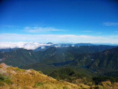 北側には二つのピークを持つ山が望めた。聞いてみると燧ケ岳らしい