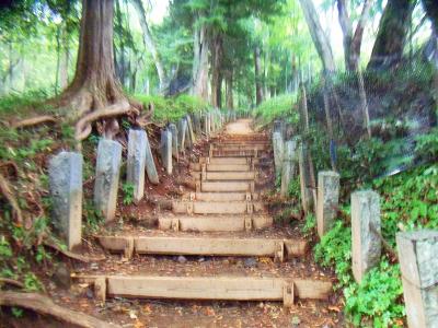 まずは階段を登っていく