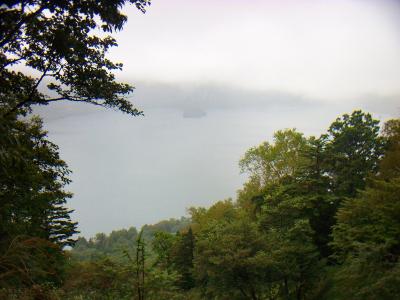 途中で中禅寺湖が見えたけどガスガスだね。雨も降ってるし・・・