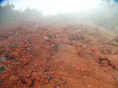 赤土！？普通ならズルっとして滑りやすそうだと思うけど濡れていてるので登り易かった